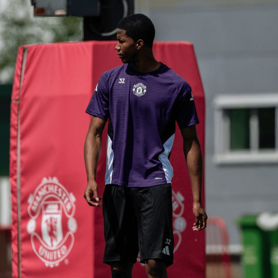 曼联官宣球衣号码变更,小妖穿特维斯背号!库尼亚谈10号球员责任