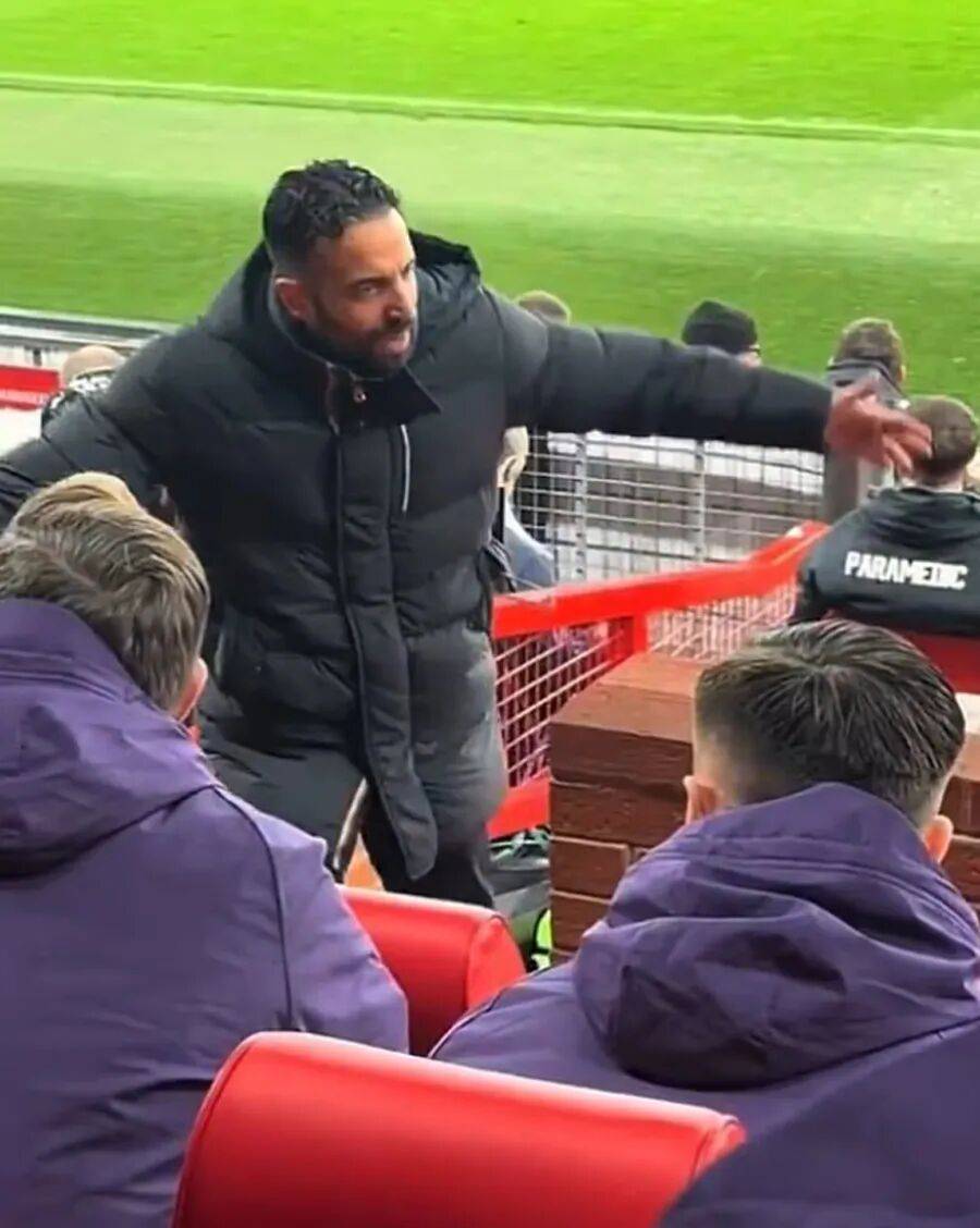 曼联又抓内鬼？阿莫林怒骂约罗防守差，卡塞米罗被换下气得倒穿外套